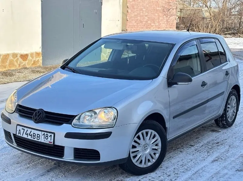 Golf 5 2008г. в. абсолютно не требует никаких вложений! пробег 223т. км. автомобиль местный! без дтп! кузов оцинкованный, соответственно без гнили ржавчины и тому подобных недочетов! в дтп не участвовал! все герметики и швы завод! остекление родное! автомобиль выглядит шикарно на все 100%! авто соответствует фоткам! самая надежная компоновка 1.6 mpi 102л. с. и механическая коробка передач! по технической части авто идеален! двигатель шепчет, работает очень тихо и ровно, без посторонних шумов! масло не берет! кпп переключается идеально! плавно и мягко, без каких либо хрустов и вылетов! ходовая часть идеал! абсолютно без стуков скрипов и прочих посторонних звуков, в ходу очень приятный и взбитый автомобиль, все неровности отрабатывает как положено! по комплектации: -климат контроль, -системы abs esp, -анти пробуксовка, -4эл. стеклоподъемника, -подогрев сидений, -датчики дождя и света, -aудиосистема с сенсорным экраном с bt, -камера заднего вида, 675.000т/р торг +79494164662, +79494565088 - фотография - 1