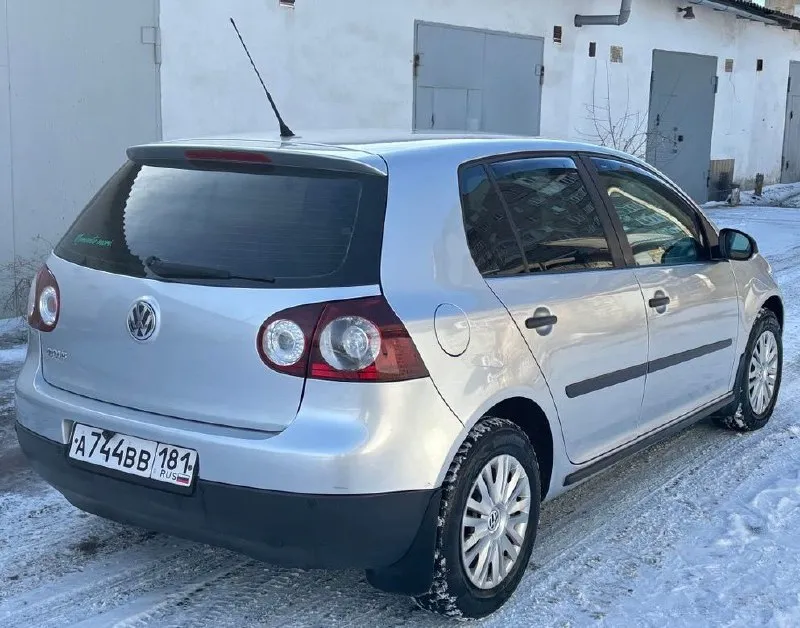 Golf 5 2008г. в. абсолютно не требует никаких вложений! пробег 223т. км. автомобиль местный! без дтп! кузов оцинкованный, соответственно без гнили ржавчины и тому подобных недочетов! в дтп не участвовал! все герметики и швы завод! остекление родное! автомобиль выглядит шикарно на все 100%! авто соответствует фоткам! самая надежная компоновка 1.6 mpi 102л. с. и механическая коробка передач! по технической части авто идеален! двигатель шепчет, работает очень тихо и ровно, без посторонних шумов! масло не берет! кпп переключается идеально! плавно и мягко, без каких либо хрустов и вылетов! ходовая часть идеал! абсолютно без стуков скрипов и прочих посторонних звуков, в ходу очень приятный и взбитый автомобиль, все неровности отрабатывает как положено! по комплектации: -климат контроль, -системы abs esp, -анти пробуксовка, -4эл. стеклоподъемника, -подогрев сидений, -датчики дождя и света, -aудиосистема с сенсорным экраном с bt, -камера заднего вида, 675.000т/р торг +79494164662, +79494565088 - фотография - 3