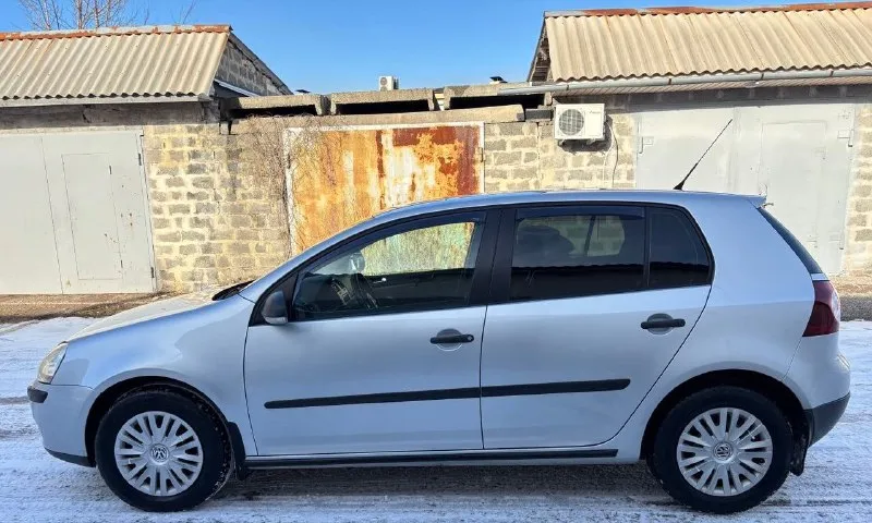 Golf 5 2008г. в. абсолютно не требует никаких вложений! пробег 223т. км. автомобиль местный! без дтп! кузов оцинкованный, соответственно без гнили ржавчины и тому подобных недочетов! в дтп не участвовал! все герметики и швы завод! остекление родное! автомобиль выглядит шикарно на все 100%! авто соответствует фоткам! самая надежная компоновка 1.6 mpi 102л. с. и механическая коробка передач! по технической части авто идеален! двигатель шепчет, работает очень тихо и ровно, без посторонних шумов! масло не берет! кпп переключается идеально! плавно и мягко, без каких либо хрустов и вылетов! ходовая часть идеал! абсолютно без стуков скрипов и прочих посторонних звуков, в ходу очень приятный и взбитый автомобиль, все неровности отрабатывает как положено! по комплектации: -климат контроль, -системы abs esp, -анти пробуксовка, -4эл. стеклоподъемника, -подогрев сидений, -датчики дождя и света, -aудиосистема с сенсорным экраном с bt, -камера заднего вида, 675.000т/р торг +79494164662, +79494565088 - фотография - 5