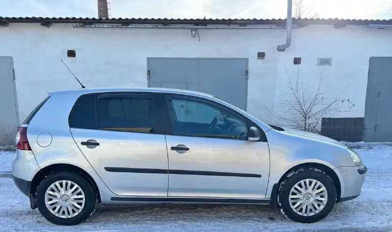 Golf 5 2008г. в. абсолютно не требует никаких вложений! пробег 223т. км. автомобиль местный! без дтп! кузов оцинкованный, соответственно без гнили ржавчины и тому подобных недочетов! в дтп не участвовал! все герметики и швы завод! остекление родное! автомобиль выглядит шикарно на все 100%! авто соответствует фоткам! самая надежная компоновка 1.6 mpi 102л. с. и механическая коробка передач! по технической части авто идеален! двигатель шепчет, работает очень тихо и ровно, без посторонних шумов! масло не берет! кпп переключается идеально! плавно и мягко, без каких либо хрустов и вылетов! ходовая часть идеал! абсолютно без стуков скрипов и прочих посторонних звуков, в ходу очень приятный и взбитый автомобиль, все неровности отрабатывает как положено! по комплектации: -климат контроль, -системы abs esp, -анти пробуксовка, -4эл. стеклоподъемника, -подогрев сидений, -датчики дождя и света, -aудиосистема с сенсорным экраном с bt, -камера заднего вида, 675.000т/р торг +79494164662, +79494565088 - фотография - 6