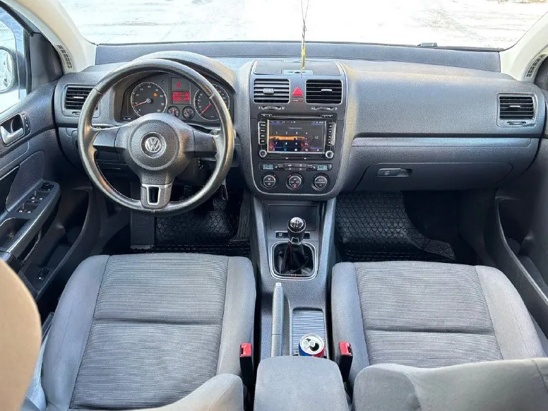 Golf 5 2008г. в. абсолютно не требует никаких вложений! пробег 223т. км. автомобиль местный! без дтп! кузов оцинкованный, соответственно без гнили ржавчины и тому подобных недочетов! в дтп не участвовал! все герметики и швы завод! остекление родное! автомобиль выглядит шикарно на все 100%! авто соответствует фоткам! самая надежная компоновка 1.6 mpi 102л. с. и механическая коробка передач! по технической части авто идеален! двигатель шепчет, работает очень тихо и ровно, без посторонних шумов! масло не берет! кпп переключается идеально! плавно и мягко, без каких либо хрустов и вылетов! ходовая часть идеал! абсолютно без стуков скрипов и прочих посторонних звуков, в ходу очень приятный и взбитый автомобиль, все неровности отрабатывает как положено! по комплектации: -климат контроль, -системы abs esp, -анти пробуксовка, -4эл. стеклоподъемника, -подогрев сидений, -датчики дождя и света, -aудиосистема с сенсорным экраном с bt, -камера заднего вида, 675.000т/р торг +79494164662, +79494565088 - фотография - 7