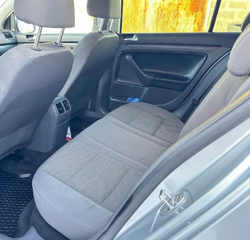 Golf 5 2008г. в. абсолютно не требует никаких вложений! пробег 223т. км. автомобиль местный! без дтп! кузов оцинкованный, соответственно без гнили ржавчины и тому подобных недочетов! в дтп не участвовал! все герметики и швы завод! остекление родное! автомобиль выглядит шикарно на все 100%! авто соответствует фоткам! самая надежная компоновка 1.6 mpi 102л. с. и механическая коробка передач! по технической части авто идеален! двигатель шепчет, работает очень тихо и ровно, без посторонних шумов! масло не берет! кпп переключается идеально! плавно и мягко, без каких либо хрустов и вылетов! ходовая часть идеал! абсолютно без стуков скрипов и прочих посторонних звуков, в ходу очень приятный и взбитый автомобиль, все неровности отрабатывает как положено! по комплектации: -климат контроль, -системы abs esp, -анти пробуксовка, -4эл. стеклоподъемника, -подогрев сидений, -датчики дождя и света, -aудиосистема с сенсорным экраном с bt, -камера заднего вида, 675.000т/р торг +79494164662, +79494565088 - фотография - 9