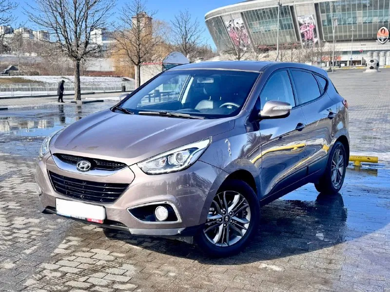 К вашему вниманию hyundai ix35 2014 года мотор 2.0 бензин пробег 132 тыс в идеальном состоянии как по кузову так и технически мотор работает отдично тихо без посторонних шумов коробка работает как нужно переключает плавно не пинает не задерживает все в идеале автомобиль в родном окрасе без дтп! все стекла родные!!! в этом автомобиле есть все для комфортной езды. юридически чистый автомобиль!!! продажа по договору купли-продажи или через мрэо!!!! комплектация -датчик света: -датчик дождя: -круиз контроль: -доводчики стёкол: -подогревы всех сидений: -помощь при спуске: -адаптивные фары: -парктроники: -4 стекло подъёмника: -электро зеркала: -подогрев зеркал заднего вида: -бортовой компьютер: -регистрация р. ф 🇷🇺🇷🇺🇷🇺 цена 1 420 000 тел +79495095858 тел +79895435743 телега ватсап - фотография - 1