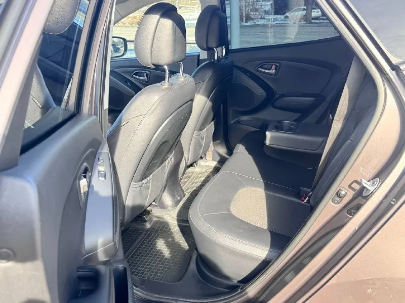 К вашему вниманию hyundai ix35 2014 года мотор 2.0 бензин пробег 132 тыс в идеальном состоянии как по кузову так и технически мотор работает отдично тихо без посторонних шумов коробка работает как нужно переключает плавно не пинает не задерживает все в идеале автомобиль в родном окрасе без дтп! все стекла родные!!! в этом автомобиле есть все для комфортной езды. юридически чистый автомобиль!!! продажа по договору купли-продажи или через мрэо!!!! комплектация -датчик света: -датчик дождя: -круиз контроль: -доводчики стёкол: -подогревы всех сидений: -помощь при спуске: -адаптивные фары: -парктроники: -4 стекло подъёмника: -электро зеркала: -подогрев зеркал заднего вида: -бортовой компьютер: -регистрация р. ф 🇷🇺🇷🇺🇷🇺 цена 1 420 000 тел +79495095858 тел +79895435743 телега ватсап - фотография - 10