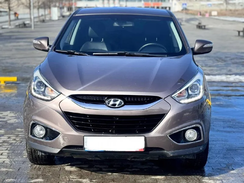 К вашему вниманию hyundai ix35 2014 года мотор 2.0 бензин пробег 132 тыс в идеальном состоянии как по кузову так и технически мотор работает отдично тихо без посторонних шумов коробка работает как нужно переключает плавно не пинает не задерживает все в идеале автомобиль в родном окрасе без дтп! все стекла родные!!! в этом автомобиле есть все для комфортной езды. юридически чистый автомобиль!!! продажа по договору купли-продажи или через мрэо!!!! комплектация -датчик света: -датчик дождя: -круиз контроль: -доводчики стёкол: -подогревы всех сидений: -помощь при спуске: -адаптивные фары: -парктроники: -4 стекло подъёмника: -электро зеркала: -подогрев зеркал заднего вида: -бортовой компьютер: -регистрация р. ф 🇷🇺🇷🇺🇷🇺 цена 1 420 000 тел +79495095858 тел +79895435743 телега ватсап - фотография - 2