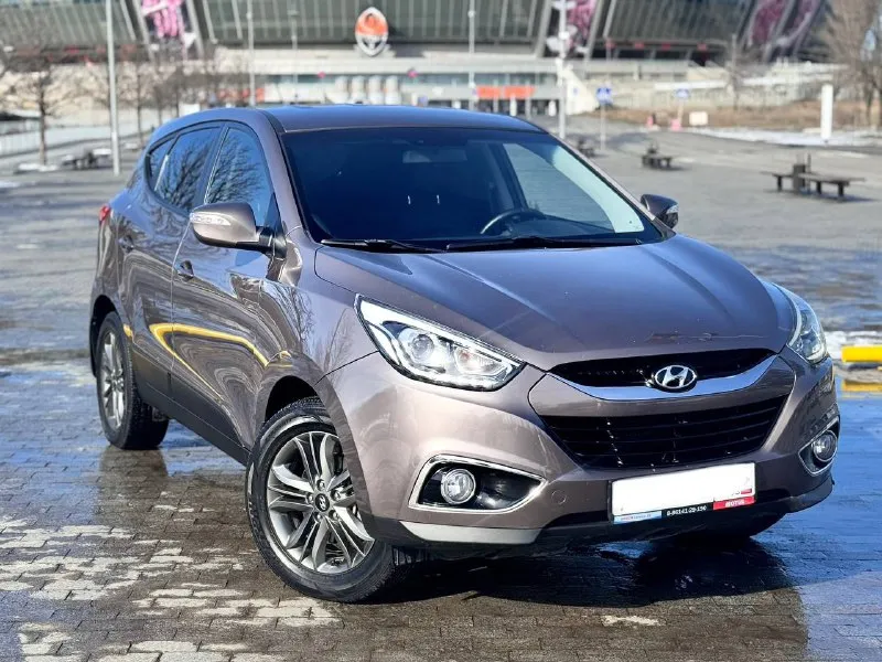 К вашему вниманию hyundai ix35 2014 года мотор 2.0 бензин пробег 132 тыс в идеальном состоянии как по кузову так и технически мотор работает отдично тихо без посторонних шумов коробка работает как нужно переключает плавно не пинает не задерживает все в идеале автомобиль в родном окрасе без дтп! все стекла родные!!! в этом автомобиле есть все для комфортной езды. юридически чистый автомобиль!!! продажа по договору купли-продажи или через мрэо!!!! комплектация -датчик света: -датчик дождя: -круиз контроль: -доводчики стёкол: -подогревы всех сидений: -помощь при спуске: -адаптивные фары: -парктроники: -4 стекло подъёмника: -электро зеркала: -подогрев зеркал заднего вида: -бортовой компьютер: -регистрация р. ф 🇷🇺🇷🇺🇷🇺 цена 1 420 000 тел +79495095858 тел +79895435743 телега ватсап - фотография - 3