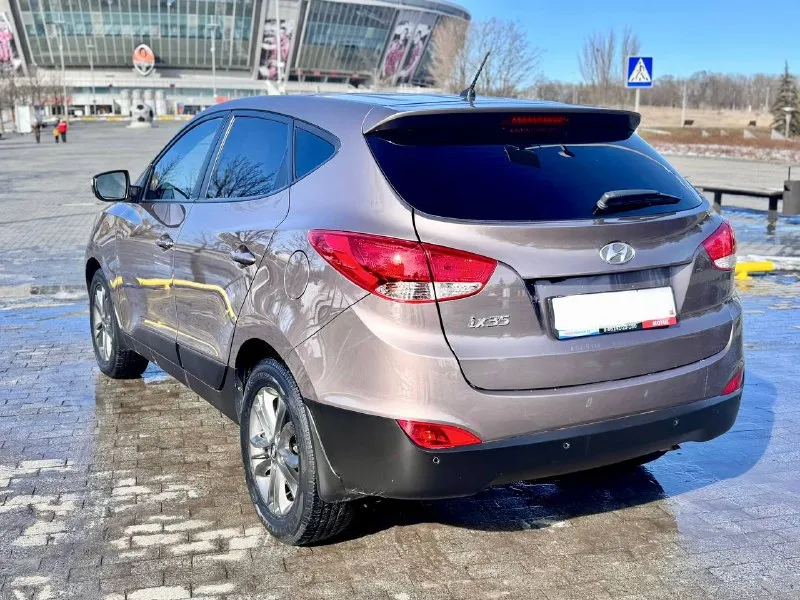 К вашему вниманию hyundai ix35 2014 года мотор 2.0 бензин пробег 132 тыс в идеальном состоянии как по кузову так и технически мотор работает отдично тихо без посторонних шумов коробка работает как нужно переключает плавно не пинает не задерживает все в идеале автомобиль в родном окрасе без дтп! все стекла родные!!! в этом автомобиле есть все для комфортной езды. юридически чистый автомобиль!!! продажа по договору купли-продажи или через мрэо!!!! комплектация -датчик света: -датчик дождя: -круиз контроль: -доводчики стёкол: -подогревы всех сидений: -помощь при спуске: -адаптивные фары: -парктроники: -4 стекло подъёмника: -электро зеркала: -подогрев зеркал заднего вида: -бортовой компьютер: -регистрация р. ф 🇷🇺🇷🇺🇷🇺 цена 1 420 000 тел +79495095858 тел +79895435743 телега ватсап - фотография - 4