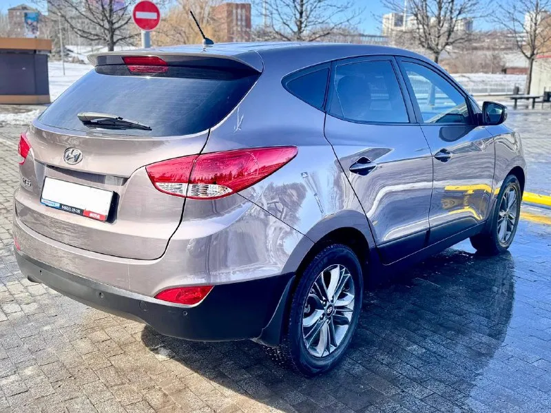 К вашему вниманию hyundai ix35 2014 года мотор 2.0 бензин пробег 132 тыс в идеальном состоянии как по кузову так и технически мотор работает отдично тихо без посторонних шумов коробка работает как нужно переключает плавно не пинает не задерживает все в идеале автомобиль в родном окрасе без дтп! все стекла родные!!! в этом автомобиле есть все для комфортной езды. юридически чистый автомобиль!!! продажа по договору купли-продажи или через мрэо!!!! комплектация -датчик света: -датчик дождя: -круиз контроль: -доводчики стёкол: -подогревы всех сидений: -помощь при спуске: -адаптивные фары: -парктроники: -4 стекло подъёмника: -электро зеркала: -подогрев зеркал заднего вида: -бортовой компьютер: -регистрация р. ф 🇷🇺🇷🇺🇷🇺 цена 1 420 000 тел +79495095858 тел +79895435743 телега ватсап - фотография - 5