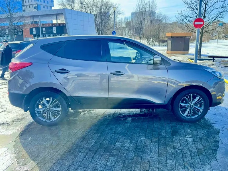 К вашему вниманию hyundai ix35 2014 года мотор 2.0 бензин пробег 132 тыс в идеальном состоянии как по кузову так и технически мотор работает отдично тихо без посторонних шумов коробка работает как нужно переключает плавно не пинает не задерживает все в идеале автомобиль в родном окрасе без дтп! все стекла родные!!! в этом автомобиле есть все для комфортной езды. юридически чистый автомобиль!!! продажа по договору купли-продажи или через мрэо!!!! комплектация -датчик света: -датчик дождя: -круиз контроль: -доводчики стёкол: -подогревы всех сидений: -помощь при спуске: -адаптивные фары: -парктроники: -4 стекло подъёмника: -электро зеркала: -подогрев зеркал заднего вида: -бортовой компьютер: -регистрация р. ф 🇷🇺🇷🇺🇷🇺 цена 1 420 000 тел +79495095858 тел +79895435743 телега ватсап - фотография - 6