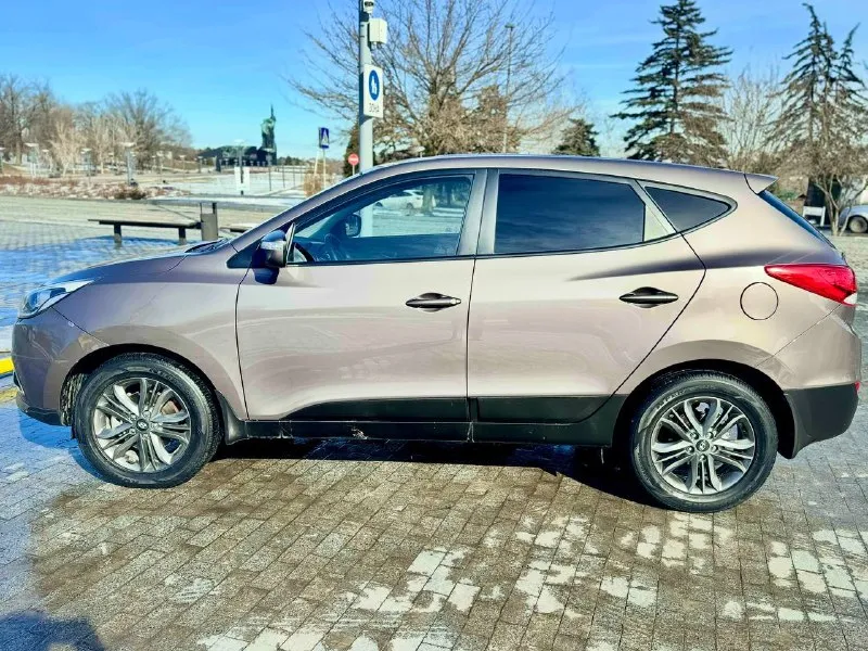 К вашему вниманию hyundai ix35 2014 года мотор 2.0 бензин пробег 132 тыс в идеальном состоянии как по кузову так и технически мотор работает отдично тихо без посторонних шумов коробка работает как нужно переключает плавно не пинает не задерживает все в идеале автомобиль в родном окрасе без дтп! все стекла родные!!! в этом автомобиле есть все для комфортной езды. юридически чистый автомобиль!!! продажа по договору купли-продажи или через мрэо!!!! комплектация -датчик света: -датчик дождя: -круиз контроль: -доводчики стёкол: -подогревы всех сидений: -помощь при спуске: -адаптивные фары: -парктроники: -4 стекло подъёмника: -электро зеркала: -подогрев зеркал заднего вида: -бортовой компьютер: -регистрация р. ф 🇷🇺🇷🇺🇷🇺 цена 1 420 000 тел +79495095858 тел +79895435743 телега ватсап - фотография - 7