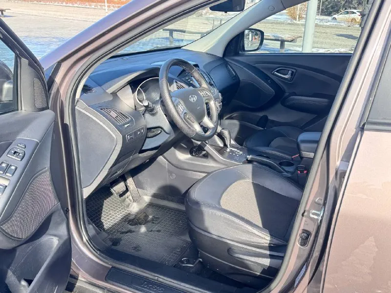 К вашему вниманию hyundai ix35 2014 года мотор 2.0 бензин пробег 132 тыс в идеальном состоянии как по кузову так и технически мотор работает отдично тихо без посторонних шумов коробка работает как нужно переключает плавно не пинает не задерживает все в идеале автомобиль в родном окрасе без дтп! все стекла родные!!! в этом автомобиле есть все для комфортной езды. юридически чистый автомобиль!!! продажа по договору купли-продажи или через мрэо!!!! комплектация -датчик света: -датчик дождя: -круиз контроль: -доводчики стёкол: -подогревы всех сидений: -помощь при спуске: -адаптивные фары: -парктроники: -4 стекло подъёмника: -электро зеркала: -подогрев зеркал заднего вида: -бортовой компьютер: -регистрация р. ф 🇷🇺🇷🇺🇷🇺 цена 1 420 000 тел +79495095858 тел +79895435743 телега ватсап - фотография - 9