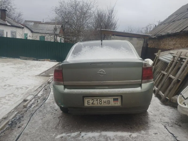 200 тысяч продам опель вектра 1.8 140 л. с. на ходу ! под восстановление по технике в идеале, новая резина 1 спущено колесо, новые сиденья, перешитый потолок и руль и много чего еще. съехал на трассе в гололед, все вопросы по телефону +7 (949) 472-18-66 роман 200 т. р. осмотр донецк - фотография - 3