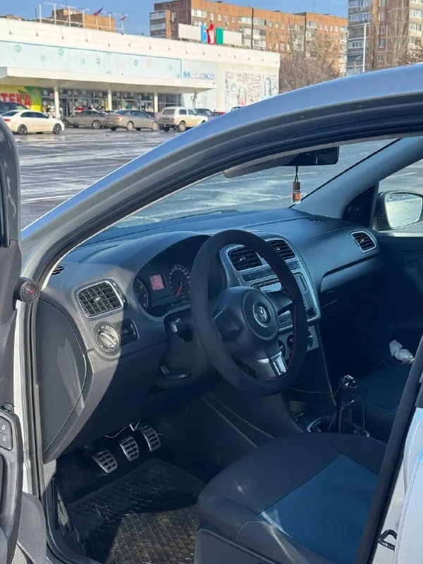 Продам volkswagen polo в комплектации sochi edition год выпуска-2013 объём двигателя-1.6( отличный, надежный мотор) коробка передач: 5-ти ступенчатая механика пробег 198.000 тыс км(оригинал) машина в достойном состоянии, за машиной следили ! оцинкованный кузов! комплектация : -полный обогрев лобового стекла ! -подогрев передний сидений -кондиционер -4 стеклоподъемника на пробеге 189.000 тыс км было большое то:❗️ -замена цепи( оригинал), замена помпы, замена сцепления, замена аккумулятора, замена передних сайлентблоков, замена подушек двигателя ❗️ на пробеге 197.300 поменял масла и фильтра ! поставил хорошое головное устройство rcd340(30 тыс)❗️и колонки (урал ак) сделана хорошая шумоизолиция всех дверей! птс оригинал ❗️ 2 ключа хорошая автотека не такси, не каршеринг переоформление без проблем, есть действующий техосмотр ❗️ могу поехать с вами в мрэо. цена -730.000 тыс руб(торг) дополнительные вопросы по телефону : +79495219479 - фотография - 5