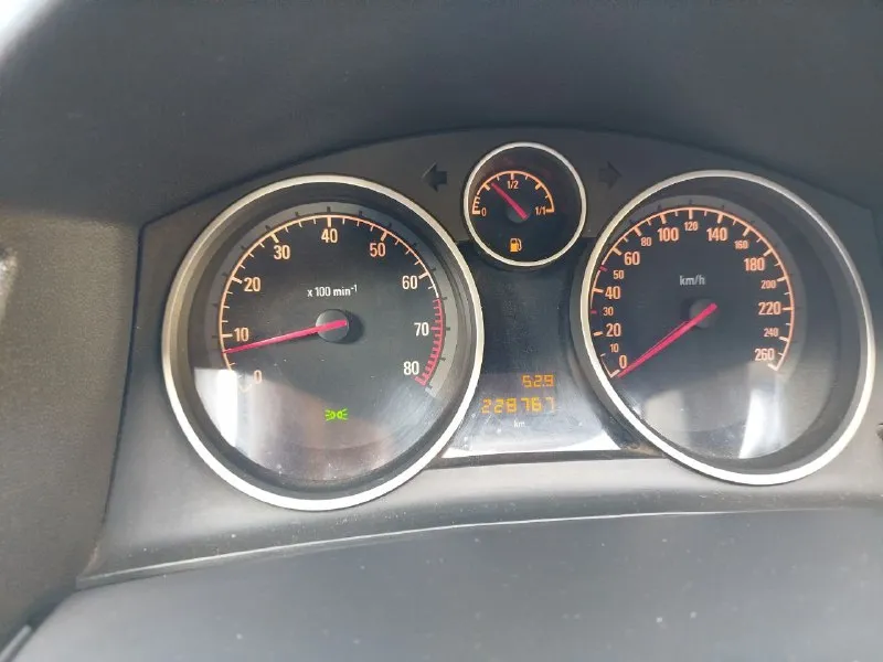 Продам машину в отличном состоянии opel astra h 2009, двигатель 1.6, коробка механика, установлено евро-4, вписано в тех. паспорт, обслужена полностью, я хозяин. т. о. пройдено, карта на руках, комплект летней резины на титанах, донецк, будёновский район, цена 590 тыс. рублей, 79490680920 александр 📞 звоните: +7(949)0680920 - фотография - 9