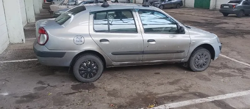 В продаже renault symbol (renault симбол) 2004г. в. учет 🇷🇺, я хозяин : 1.4 8кл, требует регулировки клапанов. расход по городу 7-8л, трасса 6-7л. пробег родной : 272000 и с каждым днём растёт. коробка : механика, 5ст, работает отлично. ходовая часть :требуется замена правого наружного шруса, в принципе не критично. так же, требуется замена замка зажигания, не заводится с ключа, а на прямую с аккумулятора. багажник огромный. печка только после обслуживания. комплектация : 2 стеклоподъемника, гур, хорошая музыка. цена :225000 осмотр : г. донецк, кировский район ☎️ +79494528780 ☎️ 📞 звоните: +7(949)4528780 - фотография - 1