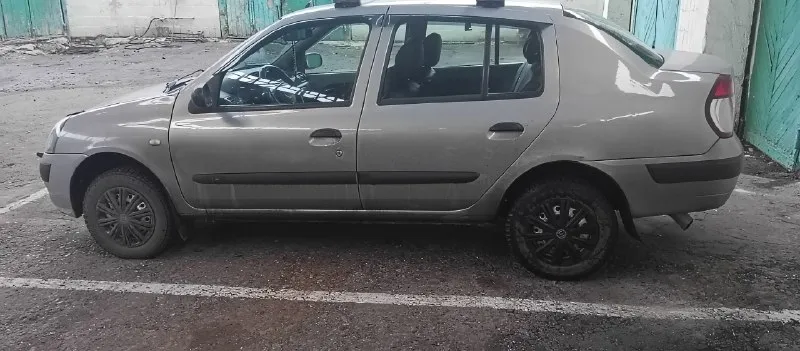 В продаже renault symbol (renault симбол) 2004г. в. учет 🇷🇺, я хозяин : 1.4 8кл, требует регулировки клапанов. расход по городу 7-8л, трасса 6-7л. пробег родной : 272000 и с каждым днём растёт. коробка : механика, 5ст, работает отлично. ходовая часть :требуется замена правого наружного шруса, в принципе не критично. так же, требуется замена замка зажигания, не заводится с ключа, а на прямую с аккумулятора. багажник огромный. печка только после обслуживания. комплектация : 2 стеклоподъемника, гур, хорошая музыка. цена :225000 осмотр : г. донецк, кировский район ☎️ +79494528780 ☎️ 📞 звоните: +7(949)4528780 - фотография - 2