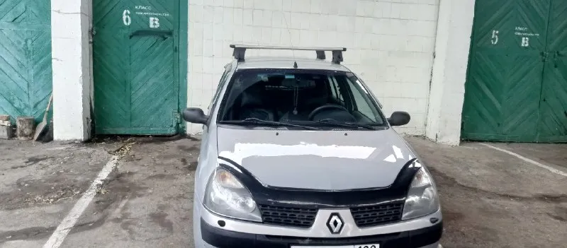 В продаже renault symbol (renault симбол) 2004г. в. учет 🇷🇺, я хозяин : 1.4 8кл, требует регулировки клапанов. расход по городу 7-8л, трасса 6-7л. пробег родной : 272000 и с каждым днём растёт. коробка : механика, 5ст, работает отлично. ходовая часть :требуется замена правого наружного шруса, в принципе не критично. так же, требуется замена замка зажигания, не заводится с ключа, а на прямую с аккумулятора. багажник огромный. печка только после обслуживания. комплектация : 2 стеклоподъемника, гур, хорошая музыка. цена :225000 осмотр : г. донецк, кировский район ☎️ +79494528780 ☎️ 📞 звоните: +7(949)4528780 - фотография - 3