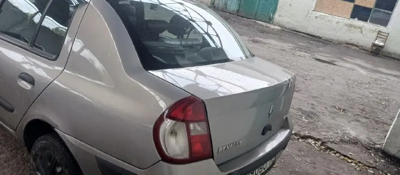 В продаже renault symbol (renault симбол) 2004г. в. учет 🇷🇺, я хозяин : 1.4 8кл, требует регулировки клапанов. расход по городу 7-8л, трасса 6-7л. пробег родной : 272000 и с каждым днём растёт. коробка : механика, 5ст, работает отлично. ходовая часть :требуется замена правого наружного шруса, в принципе не критично. так же, требуется замена замка зажигания, не заводится с ключа, а на прямую с аккумулятора. багажник огромный. печка только после обслуживания. комплектация : 2 стеклоподъемника, гур, хорошая музыка. цена :225000 осмотр : г. донецк, кировский район ☎️ +79494528780 ☎️ 📞 звоните: +7(949)4528780 - фотография - 4