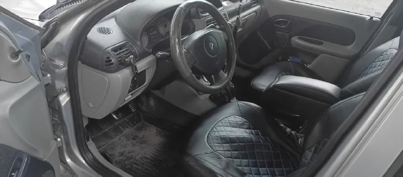 В продаже renault symbol (renault симбол) 2004г. в. учет 🇷🇺, я хозяин : 1.4 8кл, требует регулировки клапанов. расход по городу 7-8л, трасса 6-7л. пробег родной : 272000 и с каждым днём растёт. коробка : механика, 5ст, работает отлично. ходовая часть :требуется замена правого наружного шруса, в принципе не критично. так же, требуется замена замка зажигания, не заводится с ключа, а на прямую с аккумулятора. багажник огромный. печка только после обслуживания. комплектация : 2 стеклоподъемника, гур, хорошая музыка. цена :225000 осмотр : г. донецк, кировский район ☎️ +79494528780 ☎️ 📞 звоните: +7(949)4528780 - фотография - 5