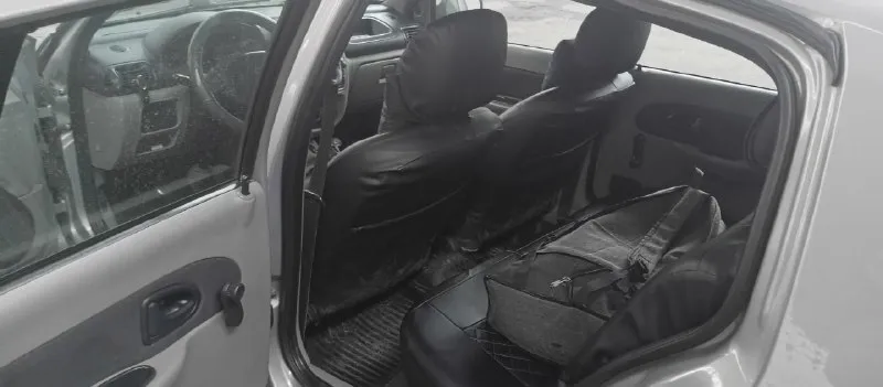 В продаже renault symbol (renault симбол) 2004г. в. учет 🇷🇺, я хозяин : 1.4 8кл, требует регулировки клапанов. расход по городу 7-8л, трасса 6-7л. пробег родной : 272000 и с каждым днём растёт. коробка : механика, 5ст, работает отлично. ходовая часть :требуется замена правого наружного шруса, в принципе не критично. так же, требуется замена замка зажигания, не заводится с ключа, а на прямую с аккумулятора. багажник огромный. печка только после обслуживания. комплектация : 2 стеклоподъемника, гур, хорошая музыка. цена :225000 осмотр : г. донецк, кировский район ☎️ +79494528780 ☎️ 📞 звоните: +7(949)4528780 - фотография - 6