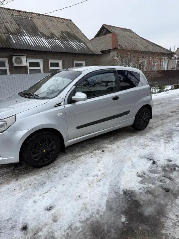Продам chevrolet авео 2008г,3дв хетчбек двигатель 1.5,пробег 201000км, кпп механика. авто с салона в одних руках, есть вся история обслуживания авто. машина не гнилая, пороги и днище в отличном состоянии, красился предний бампер и правое передние крыло, остальные детали в родной краске. на 197тыс была замена масла в двс, рулевая рейка (новая), фильтра все включая топливный, тормозные диски и колодки, саленблоки подрамника, и еще по мелочи. комплектация:кондиционер, стеклоподъемники с доводчиком, абс, электрозеркала. цена 450.000 рублей вопросы по телефону +79495177632 📞 звоните: +7(949)5177632 - фотография - 1