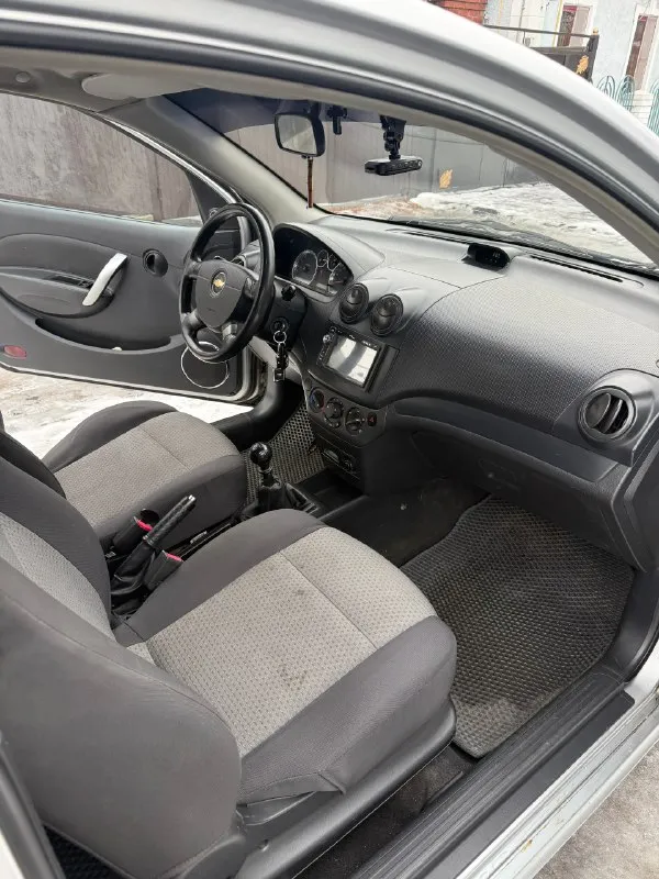 Продам chevrolet авео 2008г,3дв хетчбек двигатель 1.5,пробег 201000км, кпп механика. авто с салона в одних руках, есть вся история обслуживания авто. машина не гнилая, пороги и днище в отличном состоянии, красился предний бампер и правое передние крыло, остальные детали в родной краске. на 197тыс была замена масла в двс, рулевая рейка (новая), фильтра все включая топливный, тормозные диски и колодки, саленблоки подрамника, и еще по мелочи. комплектация:кондиционер, стеклоподъемники с доводчиком, абс, электрозеркала. цена 450.000 рублей вопросы по телефону +79495177632 📞 звоните: +7(949)5177632 - фотография - 8