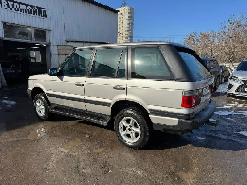 Продам range rover 2000г каробка механика мотор 2,5 были заменены тормозные блины колодки 4 подушки масла в двс коробке редукторе раздатке. поменяли стартер генератор по комплектации люк климат контроль стекло подъемники по машине все работает пробег 219тыс цена 650 тыс +79494201361 📞 звоните: +7(949)4201361 - фотография - 5