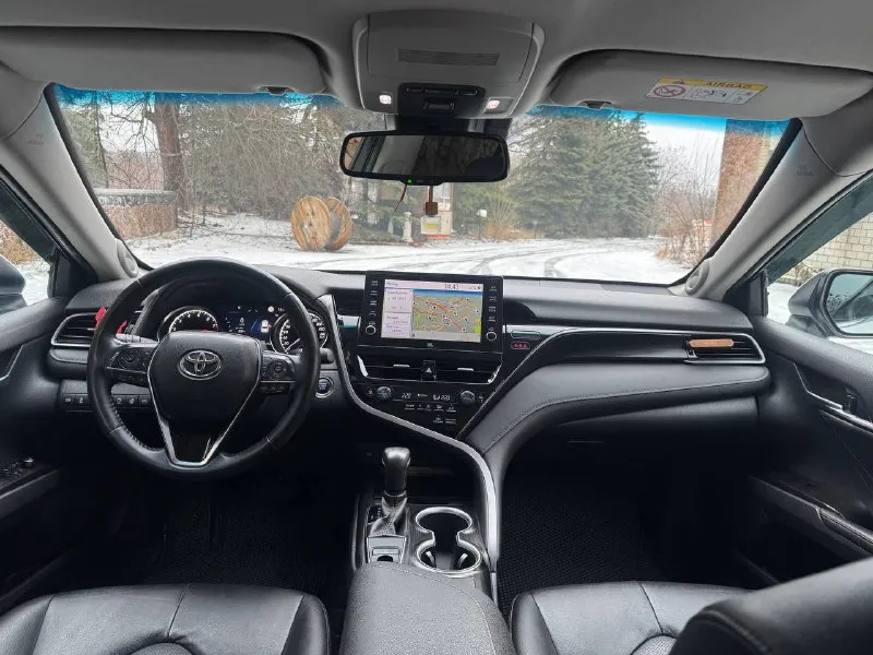 Toyota camry 2021 г. 2,5 at 200 л. с автомобиль в прекрасном состоянии. без дтп и каких либо повреждений. реальный пробег 136000 (в основном трасса). состояние кузова, салона и всех элементов соответствует пробегу. салон чистый и непрокуренный: без повреждений и царапин. бережная и добросовестная эксплуатация. масла, фильтра, колодки менялись во время. делать ничего не нужно. надо будет делать только плановые то и наслаждаться этим автомобилем. двигатель работает идеально. коробка работает ровно. скорости в ней не чувствуешь. лобовое стекло заменил в конце января, на трассе поймал камень. зелёная автотека, по желанию могу скинуть отчёт о автомобиле. звоните +79496138461 пишите 📞 звоните: +7(949)6138461 - фотография - 10