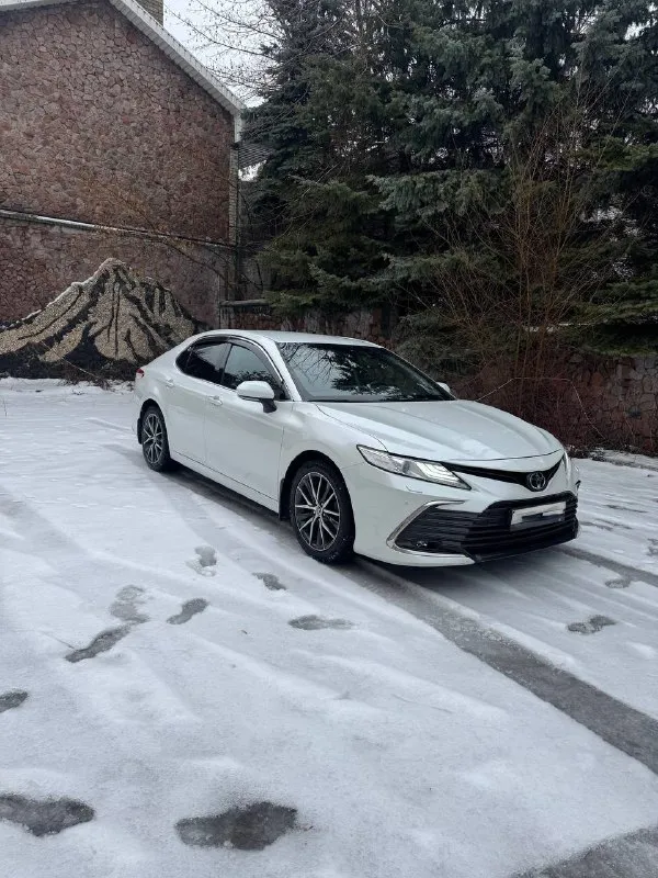 Toyota camry 2021 г. 2,5 at 200 л. с автомобиль в прекрасном состоянии. без дтп и каких либо повреждений. реальный пробег 136000 (в основном трасса). состояние кузова, салона и всех элементов соответствует пробегу. салон чистый и непрокуренный: без повреждений и царапин. бережная и добросовестная эксплуатация. масла, фильтра, колодки менялись во время. делать ничего не нужно. надо будет делать только плановые то и наслаждаться этим автомобилем. двигатель работает идеально. коробка работает ровно. скорости в ней не чувствуешь. лобовое стекло заменил в конце января, на трассе поймал камень. зелёная автотека, по желанию могу скинуть отчёт о автомобиле. звоните +79496138461 пишите 📞 звоните: +7(949)6138461 - фотография - 3