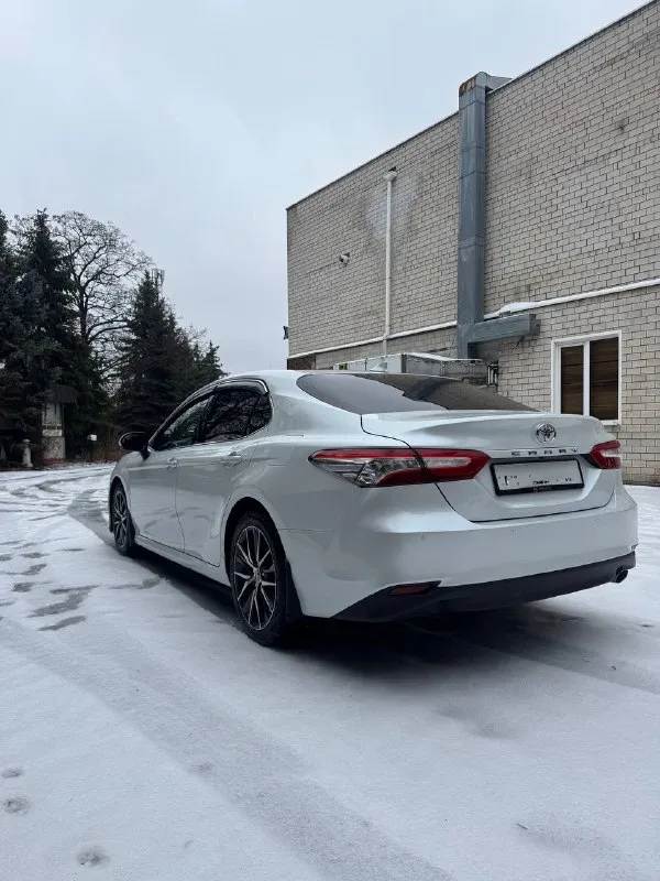 Toyota camry 2021 г. 2,5 at 200 л. с автомобиль в прекрасном состоянии. без дтп и каких либо повреждений. реальный пробег 136000 (в основном трасса). состояние кузова, салона и всех элементов соответствует пробегу. салон чистый и непрокуренный: без повреждений и царапин. бережная и добросовестная эксплуатация. масла, фильтра, колодки менялись во время. делать ничего не нужно. надо будет делать только плановые то и наслаждаться этим автомобилем. двигатель работает идеально. коробка работает ровно. скорости в ней не чувствуешь. лобовое стекло заменил в конце января, на трассе поймал камень. зелёная автотека, по желанию могу скинуть отчёт о автомобиле. звоните +79496138461 пишите 📞 звоните: +7(949)6138461 - фотография - 4