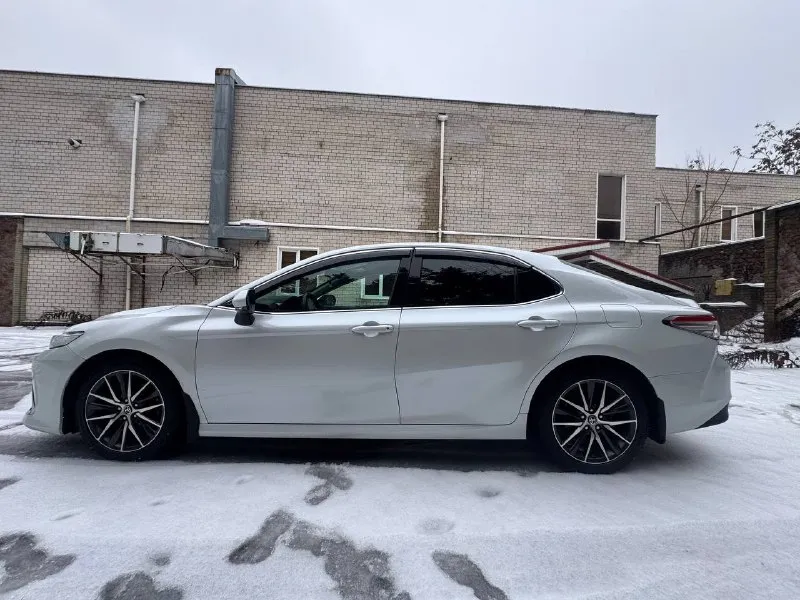 Toyota camry 2021 г. 2,5 at 200 л. с автомобиль в прекрасном состоянии. без дтп и каких либо повреждений. реальный пробег 136000 (в основном трасса). состояние кузова, салона и всех элементов соответствует пробегу. салон чистый и непрокуренный: без повреждений и царапин. бережная и добросовестная эксплуатация. масла, фильтра, колодки менялись во время. делать ничего не нужно. надо будет делать только плановые то и наслаждаться этим автомобилем. двигатель работает идеально. коробка работает ровно. скорости в ней не чувствуешь. лобовое стекло заменил в конце января, на трассе поймал камень. зелёная автотека, по желанию могу скинуть отчёт о автомобиле. звоните +79496138461 пишите 📞 звоните: +7(949)6138461 - фотография - 5