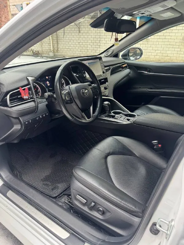 Toyota camry 2021 г. 2,5 at 200 л. с автомобиль в прекрасном состоянии. без дтп и каких либо повреждений. реальный пробег 136000 (в основном трасса). состояние кузова, салона и всех элементов соответствует пробегу. салон чистый и непрокуренный: без повреждений и царапин. бережная и добросовестная эксплуатация. масла, фильтра, колодки менялись во время. делать ничего не нужно. надо будет делать только плановые то и наслаждаться этим автомобилем. двигатель работает идеально. коробка работает ровно. скорости в ней не чувствуешь. лобовое стекло заменил в конце января, на трассе поймал камень. зелёная автотека, по желанию могу скинуть отчёт о автомобиле. звоните +79496138461 пишите 📞 звоните: +7(949)6138461 - фотография - 6