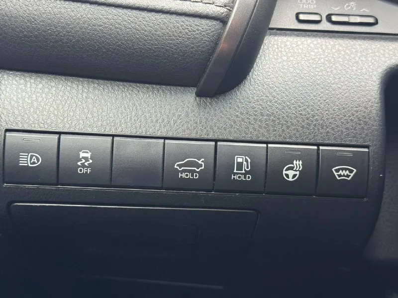 Toyota camry 2021 г. 2,5 at 200 л. с автомобиль в прекрасном состоянии. без дтп и каких либо повреждений. реальный пробег 136000 (в основном трасса). состояние кузова, салона и всех элементов соответствует пробегу. салон чистый и непрокуренный: без повреждений и царапин. бережная и добросовестная эксплуатация. масла, фильтра, колодки менялись во время. делать ничего не нужно. надо будет делать только плановые то и наслаждаться этим автомобилем. двигатель работает идеально. коробка работает ровно. скорости в ней не чувствуешь. лобовое стекло заменил в конце января, на трассе поймал камень. зелёная автотека, по желанию могу скинуть отчёт о автомобиле. звоните +79496138461 пишите 📞 звоните: +7(949)6138461 - фотография - 7