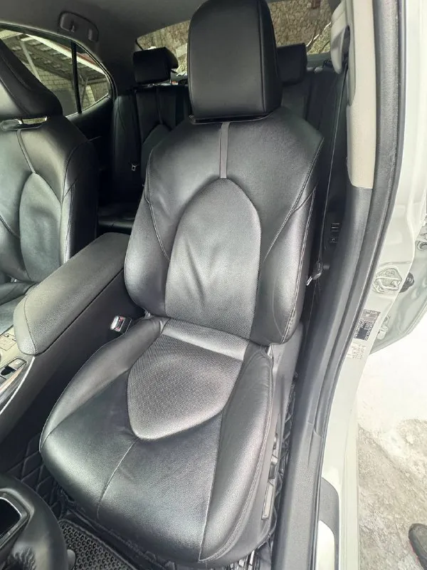 Toyota camry 2021 г. 2,5 at 200 л. с автомобиль в прекрасном состоянии. без дтп и каких либо повреждений. реальный пробег 136000 (в основном трасса). состояние кузова, салона и всех элементов соответствует пробегу. салон чистый и непрокуренный: без повреждений и царапин. бережная и добросовестная эксплуатация. масла, фильтра, колодки менялись во время. делать ничего не нужно. надо будет делать только плановые то и наслаждаться этим автомобилем. двигатель работает идеально. коробка работает ровно. скорости в ней не чувствуешь. лобовое стекло заменил в конце января, на трассе поймал камень. зелёная автотека, по желанию могу скинуть отчёт о автомобиле. звоните +79496138461 пишите 📞 звоните: +7(949)6138461 - фотография - 8