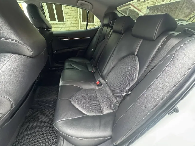 Toyota camry 2021 г. 2,5 at 200 л. с автомобиль в прекрасном состоянии. без дтп и каких либо повреждений. реальный пробег 136000 (в основном трасса). состояние кузова, салона и всех элементов соответствует пробегу. салон чистый и непрокуренный: без повреждений и царапин. бережная и добросовестная эксплуатация. масла, фильтра, колодки менялись во время. делать ничего не нужно. надо будет делать только плановые то и наслаждаться этим автомобилем. двигатель работает идеально. коробка работает ровно. скорости в ней не чувствуешь. лобовое стекло заменил в конце января, на трассе поймал камень. зелёная автотека, по желанию могу скинуть отчёт о автомобиле. звоните +79496138461 пишите 📞 звоните: +7(949)6138461 - фотография - 9