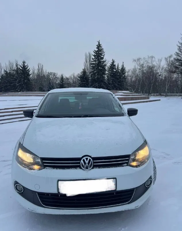 Продам volkswagen polo ( volkswagen поло) 2014 г. в. 1.6 мт 190 тыс. пробег. максимальная комплектация этого года!автомобиль полностью обслужен вложений не требует, сел поехал. двигатель масло не ест и не дымит не троит, цепь не тарахтит, работает отлично! коробка все передачи включаются плавно. кузов оцинкован в отличном состоянии. гур, abs, airbag, климат контроль греет холодит, передние, задние стеклоподъемники, подогрев сидений, обогрев заднего стекла электрорегулировка зеркал с подогревом. два ключа. резина хорошая зимняя, летняя в подарок. для переоформления поеду с вами в мрео. остальные вопросы по телефону. цена 790 тысяч рублей торг реальному покупателю. г. горловка +79495625234 мобильный, telegram, whatsapp. звонить можно в любое время. 📲 tg: денис 📞 звоните: +7(949)5625234 - фотография - 2