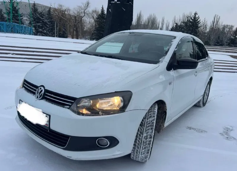 Продам volkswagen polo ( volkswagen поло) 2014 г. в. 1.6 мт 190 тыс. пробег. максимальная комплектация этого года!автомобиль полностью обслужен вложений не требует, сел поехал. двигатель масло не ест и не дымит не троит, цепь не тарахтит, работает отлично! коробка все передачи включаются плавно. кузов оцинкован в отличном состоянии. гур, abs, airbag, климат контроль греет холодит, передние, задние стеклоподъемники, подогрев сидений, обогрев заднего стекла электрорегулировка зеркал с подогревом. два ключа. резина хорошая зимняя, летняя в подарок. для переоформления поеду с вами в мрео. остальные вопросы по телефону. цена 790 тысяч рублей торг реальному покупателю. г. горловка +79495625234 мобильный, telegram, whatsapp. звонить можно в любое время. 📲 tg: денис 📞 звоните: +7(949)5625234 - фотография - 3