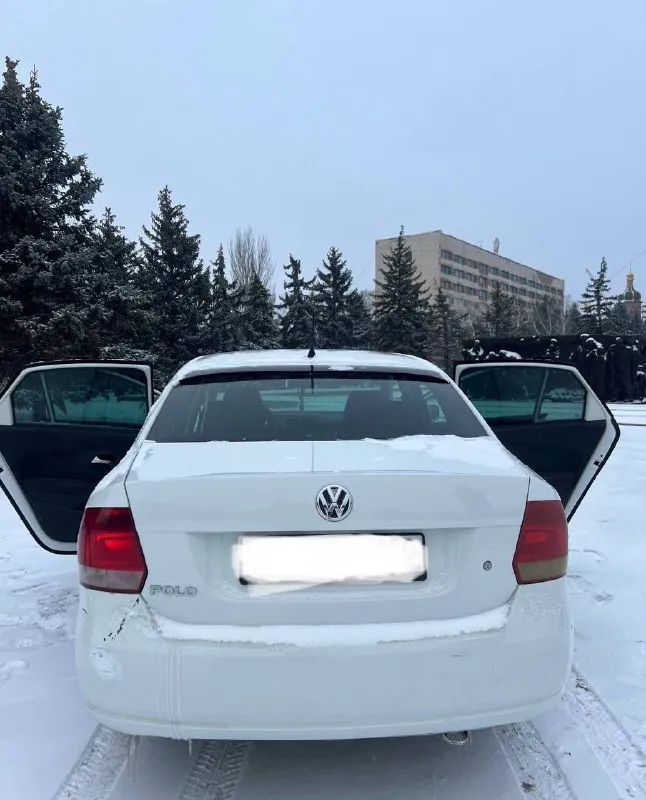 Продам volkswagen polo ( volkswagen поло) 2014 г. в. 1.6 мт 190 тыс. пробег. максимальная комплектация этого года!автомобиль полностью обслужен вложений не требует, сел поехал. двигатель масло не ест и не дымит не троит, цепь не тарахтит, работает отлично! коробка все передачи включаются плавно. кузов оцинкован в отличном состоянии. гур, abs, airbag, климат контроль греет холодит, передние, задние стеклоподъемники, подогрев сидений, обогрев заднего стекла электрорегулировка зеркал с подогревом. два ключа. резина хорошая зимняя, летняя в подарок. для переоформления поеду с вами в мрео. остальные вопросы по телефону. цена 790 тысяч рублей торг реальному покупателю. г. горловка +79495625234 мобильный, telegram, whatsapp. звонить можно в любое время. 📲 tg: денис 📞 звоните: +7(949)5625234 - фотография - 4