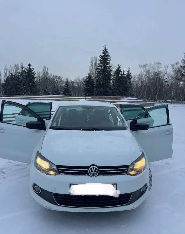 Продам volkswagen polo ( volkswagen поло) 2014 г. в. 1.6 мт 190 тыс. пробег. максимальная комплектация этого года!автомобиль полностью обслужен вложений не требует, сел поехал. двигатель масло не ест и не дымит не троит, цепь не тарахтит, работает отлично! коробка все передачи включаются плавно. кузов оцинкован в отличном состоянии. гур, abs, airbag, климат контроль греет холодит, передние, задние стеклоподъемники, подогрев сидений, обогрев заднего стекла электрорегулировка зеркал с подогревом. два ключа. резина хорошая зимняя, летняя в подарок. для переоформления поеду с вами в мрео. остальные вопросы по телефону. цена 790 тысяч рублей торг реальному покупателю. г. горловка +79495625234 мобильный, telegram, whatsapp. звонить можно в любое время. 📲 tg: денис 📞 звоните: +7(949)5625234 - фотография - 5