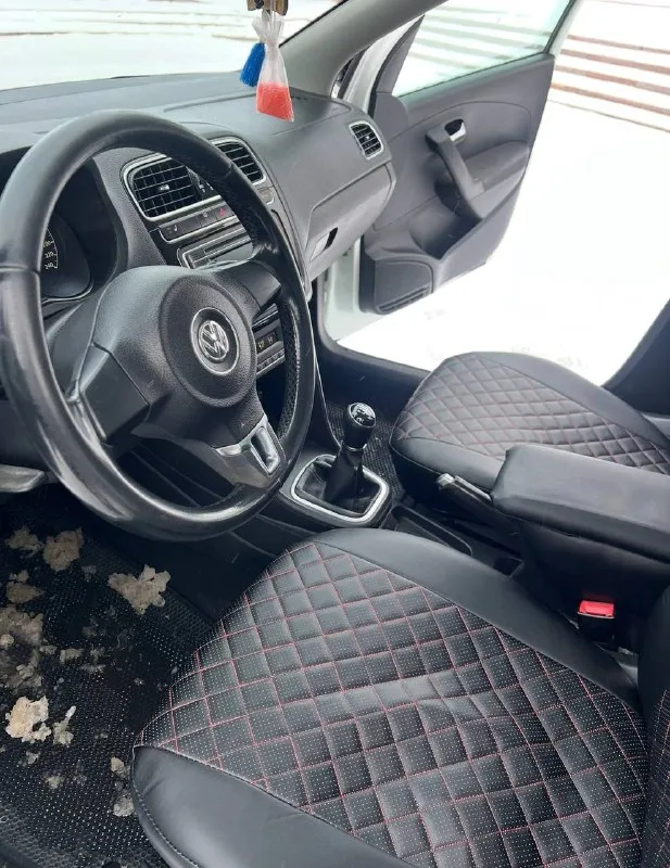 Продам volkswagen polo ( volkswagen поло) 2014 г. в. 1.6 мт 190 тыс. пробег. максимальная комплектация этого года!автомобиль полностью обслужен вложений не требует, сел поехал. двигатель масло не ест и не дымит не троит, цепь не тарахтит, работает отлично! коробка все передачи включаются плавно. кузов оцинкован в отличном состоянии. гур, abs, airbag, климат контроль греет холодит, передние, задние стеклоподъемники, подогрев сидений, обогрев заднего стекла электрорегулировка зеркал с подогревом. два ключа. резина хорошая зимняя, летняя в подарок. для переоформления поеду с вами в мрео. остальные вопросы по телефону. цена 790 тысяч рублей торг реальному покупателю. г. горловка +79495625234 мобильный, telegram, whatsapp. звонить можно в любое время. 📲 tg: денис 📞 звоните: +7(949)5625234 - фотография - 6