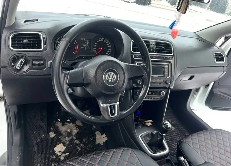 Продам volkswagen polo ( volkswagen поло) 2014 г. в. 1.6 мт 190 тыс. пробег. максимальная комплектация этого года!автомобиль полностью обслужен вложений не требует, сел поехал. двигатель масло не ест и не дымит не троит, цепь не тарахтит, работает отлично! коробка все передачи включаются плавно. кузов оцинкован в отличном состоянии. гур, abs, airbag, климат контроль греет холодит, передние, задние стеклоподъемники, подогрев сидений, обогрев заднего стекла электрорегулировка зеркал с подогревом. два ключа. резина хорошая зимняя, летняя в подарок. для переоформления поеду с вами в мрео. остальные вопросы по телефону. цена 790 тысяч рублей торг реальному покупателю. г. горловка +79495625234 мобильный, telegram, whatsapp. звонить можно в любое время. 📲 tg: денис 📞 звоните: +7(949)5625234 - фотография - 7