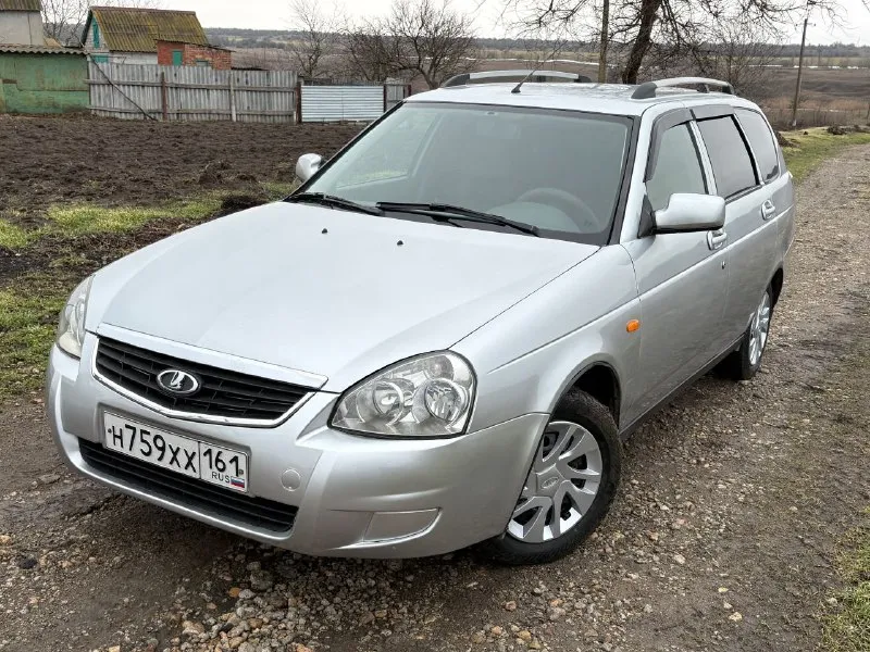 Продам lada priora приора (универсал) 2010г пробег 195т. км. автомобиль в очень хорошем состоянии. все стекла заводские включая лобовое, ничего варить, красить не нужно. двигатель 1.6 16 кл. ( комплект грм поменян) комплектация( кондиционер, эур, абс, передние стеклоподъемники, подушка безопасности, электрорегулировка зеркал и подогрев, центральный замок). установлена сигнализация starline с автозапуском, штатная музыка. документы чистые, любое переоформление цена 395.т. ₽ хороший торг у капота осмотр г. новоазовск т. +79493183670 т. +79493137598 - фотография - 1