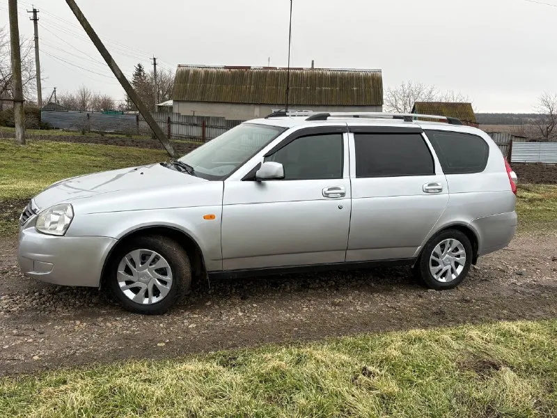 Продам lada priora приора (универсал) 2010г пробег 195т. км. автомобиль в очень хорошем состоянии. все стекла заводские включая лобовое, ничего варить, красить не нужно. двигатель 1.6 16 кл. ( комплект грм поменян) комплектация( кондиционер, эур, абс, передние стеклоподъемники, подушка безопасности, электрорегулировка зеркал и подогрев, центральный замок). установлена сигнализация starline с автозапуском, штатная музыка. документы чистые, любое переоформление цена 395.т. ₽ хороший торг у капота осмотр г. новоазовск т. +79493183670 т. +79493137598 - фотография - 2