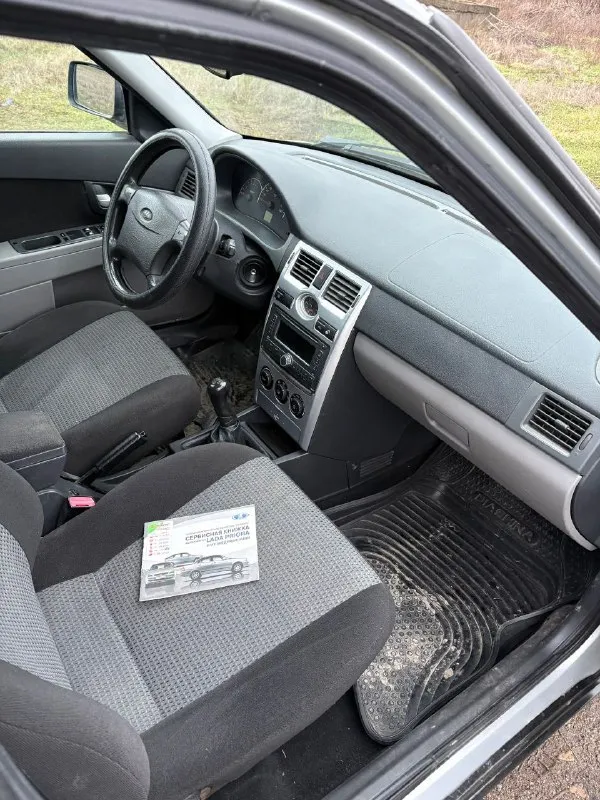 Продам lada priora приора (универсал) 2010г пробег 195т. км. автомобиль в очень хорошем состоянии. все стекла заводские включая лобовое, ничего варить, красить не нужно. двигатель 1.6 16 кл. ( комплект грм поменян) комплектация( кондиционер, эур, абс, передние стеклоподъемники, подушка безопасности, электрорегулировка зеркал и подогрев, центральный замок). установлена сигнализация starline с автозапуском, штатная музыка. документы чистые, любое переоформление цена 395.т. ₽ хороший торг у капота осмотр г. новоазовск т. +79493183670 т. +79493137598 - фотография - 5