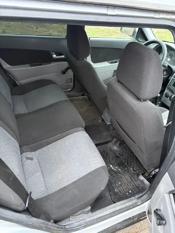 Продам lada priora приора (универсал) 2010г пробег 195т. км. автомобиль в очень хорошем состоянии. все стекла заводские включая лобовое, ничего варить, красить не нужно. двигатель 1.6 16 кл. ( комплект грм поменян) комплектация( кондиционер, эур, абс, передние стеклоподъемники, подушка безопасности, электрорегулировка зеркал и подогрев, центральный замок). установлена сигнализация starline с автозапуском, штатная музыка. документы чистые, любое переоформление цена 395.т. ₽ хороший торг у капота осмотр г. новоазовск т. +79493183670 т. +79493137598 - фотография - 7