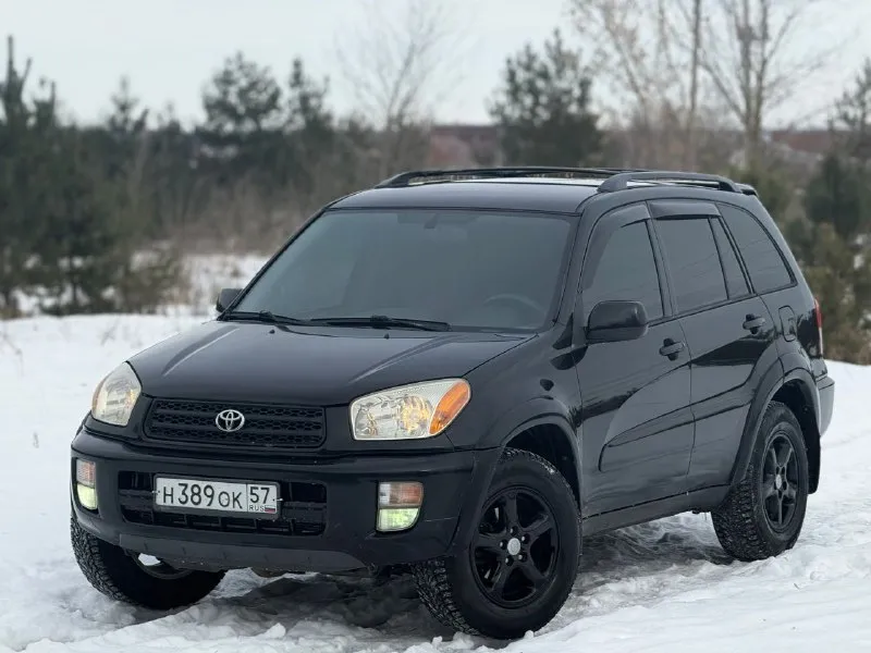 В продаже toyota rav4, двигатель - 2.0 л (1azfe) надёжный и неприхотливый агрегат, заменена в конце лета цепь грм, помпа, все ремни и ролики. родной пробег : 172,000 (миль) любые проверки. автомат 4-х ступенчатый. , вечный, переключает отлично, . частичная замена масла - (10.10.2025г) постоянный полный привод. расход - 10,5-12,5 л. находится в одной семье более 13 лет (с 2013 г) в редчайшем состоянии, заводской окрас всего кузова, каждый элемент имеет маркировку (vin) ржавчины нету, полностью соответствует фото! японская сборка для рынка usa. с дополнений установлен - парктроник, автозапуск и дисплей. кузов отполирован и покрыт керамикой х2 слоя. резина зимняя, новая. торг будет минимальный. техосмотр пройден. авто готово к оформлению. контакты : +79493635268 цена : 880,000 рублей. - фотография - 10