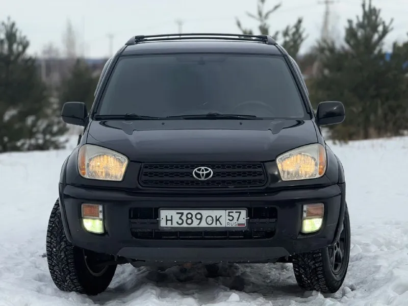 В продаже toyota rav4, двигатель - 2.0 л (1azfe) надёжный и неприхотливый агрегат, заменена в конце лета цепь грм, помпа, все ремни и ролики. родной пробег : 172,000 (миль) любые проверки. автомат 4-х ступенчатый. , вечный, переключает отлично, . частичная замена масла - (10.10.2025г) постоянный полный привод. расход - 10,5-12,5 л. находится в одной семье более 13 лет (с 2013 г) в редчайшем состоянии, заводской окрас всего кузова, каждый элемент имеет маркировку (vin) ржавчины нету, полностью соответствует фото! японская сборка для рынка usa. с дополнений установлен - парктроник, автозапуск и дисплей. кузов отполирован и покрыт керамикой х2 слоя. резина зимняя, новая. торг будет минимальный. техосмотр пройден. авто готово к оформлению. контакты : +79493635268 цена : 880,000 рублей. - фотография - 2