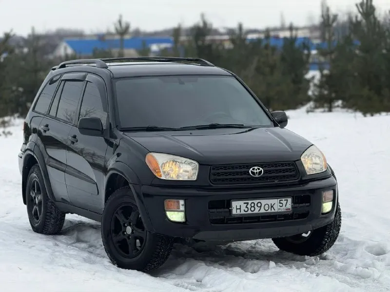 В продаже toyota rav4, двигатель - 2.0 л (1azfe) надёжный и неприхотливый агрегат, заменена в конце лета цепь грм, помпа, все ремни и ролики. родной пробег : 172,000 (миль) любые проверки. автомат 4-х ступенчатый. , вечный, переключает отлично, . частичная замена масла - (10.10.2025г) постоянный полный привод. расход - 10,5-12,5 л. находится в одной семье более 13 лет (с 2013 г) в редчайшем состоянии, заводской окрас всего кузова, каждый элемент имеет маркировку (vin) ржавчины нету, полностью соответствует фото! японская сборка для рынка usa. с дополнений установлен - парктроник, автозапуск и дисплей. кузов отполирован и покрыт керамикой х2 слоя. резина зимняя, новая. торг будет минимальный. техосмотр пройден. авто готово к оформлению. контакты : +79493635268 цена : 880,000 рублей. - фотография - 3