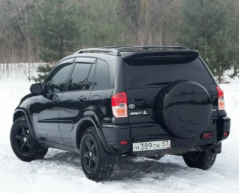 В продаже toyota rav4, двигатель - 2.0 л (1azfe) надёжный и неприхотливый агрегат, заменена в конце лета цепь грм, помпа, все ремни и ролики. родной пробег : 172,000 (миль) любые проверки. автомат 4-х ступенчатый. , вечный, переключает отлично, . частичная замена масла - (10.10.2025г) постоянный полный привод. расход - 10,5-12,5 л. находится в одной семье более 13 лет (с 2013 г) в редчайшем состоянии, заводской окрас всего кузова, каждый элемент имеет маркировку (vin) ржавчины нету, полностью соответствует фото! японская сборка для рынка usa. с дополнений установлен - парктроник, автозапуск и дисплей. кузов отполирован и покрыт керамикой х2 слоя. резина зимняя, новая. торг будет минимальный. техосмотр пройден. авто готово к оформлению. контакты : +79493635268 цена : 880,000 рублей. - фотография - 4