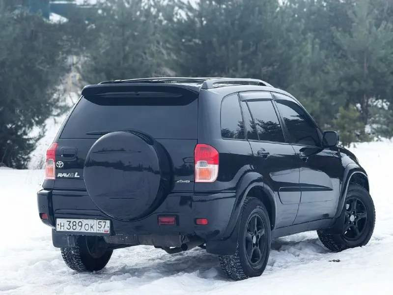 В продаже toyota rav4, двигатель - 2.0 л (1azfe) надёжный и неприхотливый агрегат, заменена в конце лета цепь грм, помпа, все ремни и ролики. родной пробег : 172,000 (миль) любые проверки. автомат 4-х ступенчатый. , вечный, переключает отлично, . частичная замена масла - (10.10.2025г) постоянный полный привод. расход - 10,5-12,5 л. находится в одной семье более 13 лет (с 2013 г) в редчайшем состоянии, заводской окрас всего кузова, каждый элемент имеет маркировку (vin) ржавчины нету, полностью соответствует фото! японская сборка для рынка usa. с дополнений установлен - парктроник, автозапуск и дисплей. кузов отполирован и покрыт керамикой х2 слоя. резина зимняя, новая. торг будет минимальный. техосмотр пройден. авто готово к оформлению. контакты : +79493635268 цена : 880,000 рублей. - фотография - 5